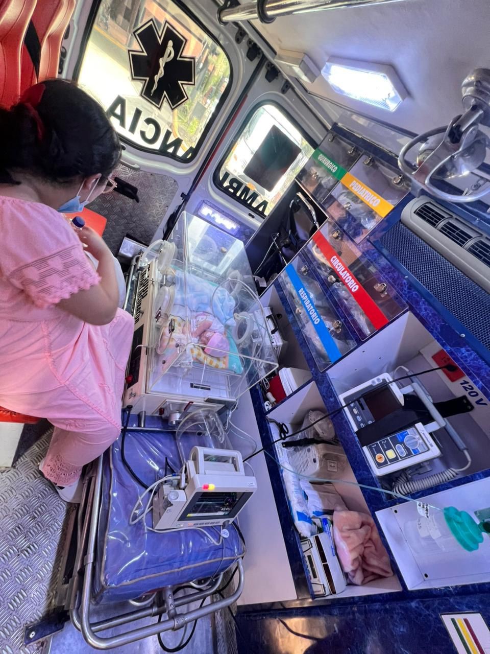 Operación de ambulancia en cali, dentro de una ambulancia